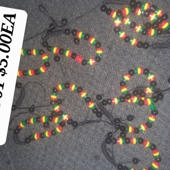 Ladies hand Bags and steak fans and ART,necklaces. Keys chains. - Picture 15 of 16